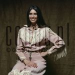 24-02-1978 Emmylou Harris at studio in Amsterdam, the Netherlands. February 24, 1978

[keywords]Half Length, Posed, Eye Contact, Smiling[/keywords]